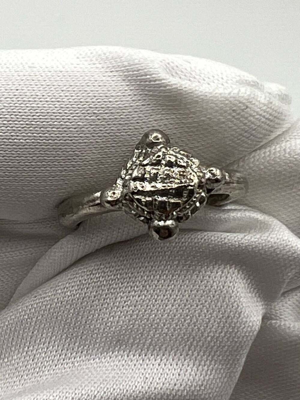 Y2K Vintage Silver Tone Textured Globe Toe Ring